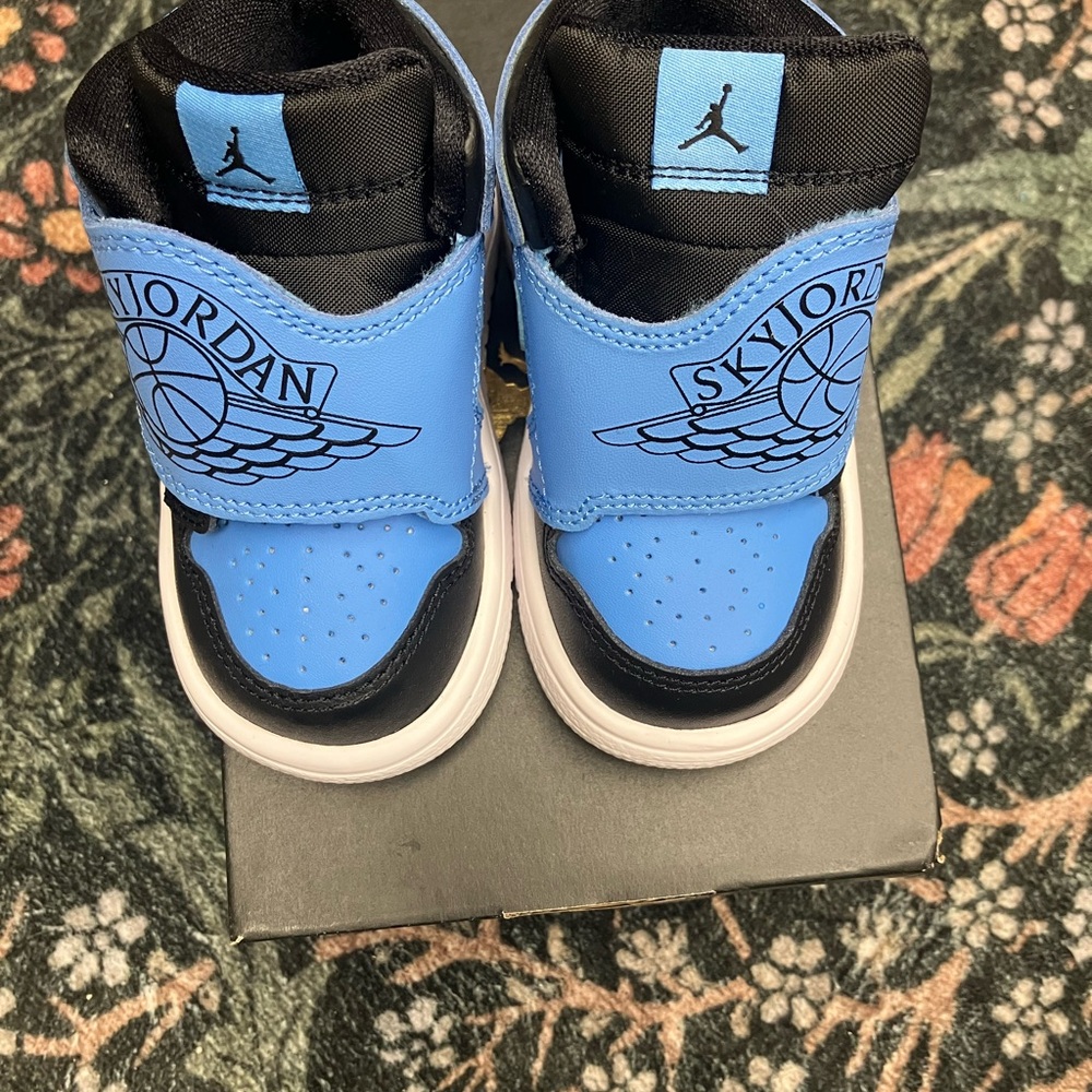 Jordan Sky Jordan Baby Walker Sneakers in Blue and Black